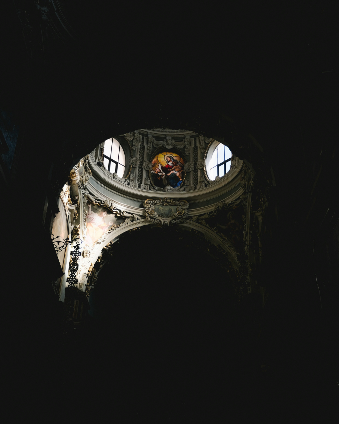 A dark image of the inside of a cathedral in Milán, Italia. 